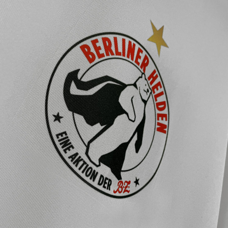 die weißen Puma Trikots für die Berliner Helden mit Logo