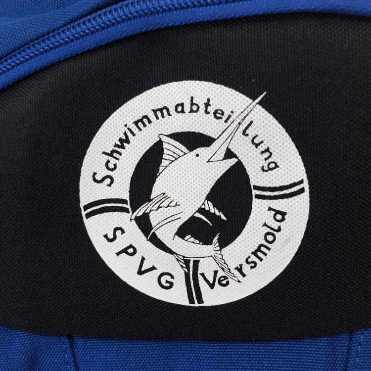 Die Rucksäcke mit Logo der Schwimmabteilung