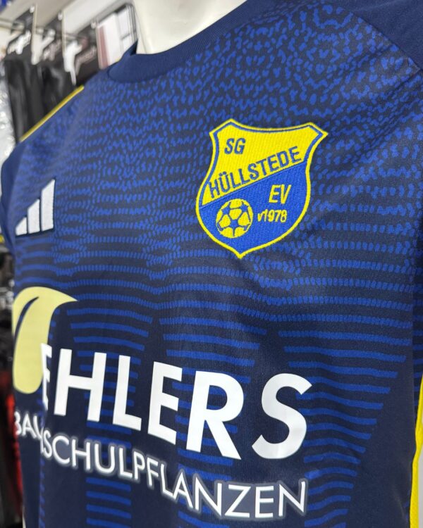 Die SG Hüllstede Locker Room Trikots in blau gelb