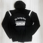 Die Stadionjacke SG Oering Seth mit Vereinsname und Werbung