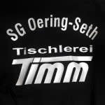 Vereinsname SG Oering + Tischlerei Timm bei den Stadionjacken