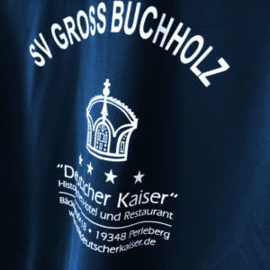 Der SV Gross Buchholz mit Vereinsnamen und Sponsor