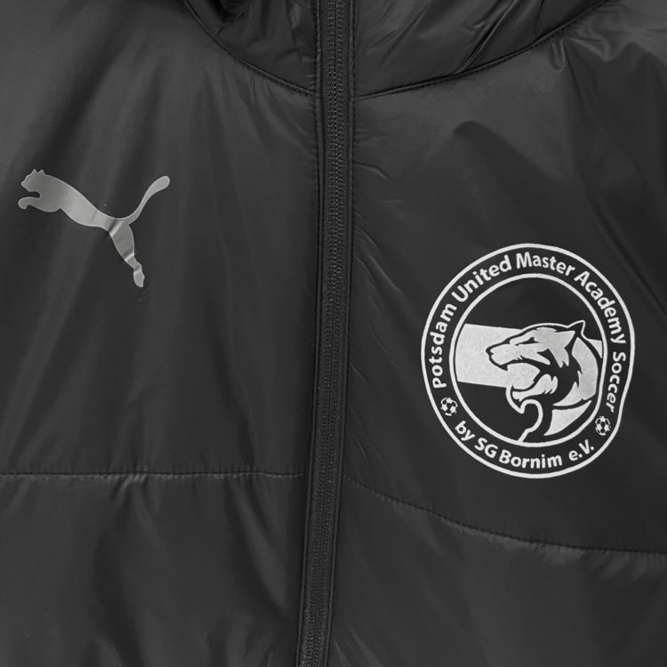 die weiße Logo Bedruckung des Soccer Academy Wappen auf der Puma Jacke