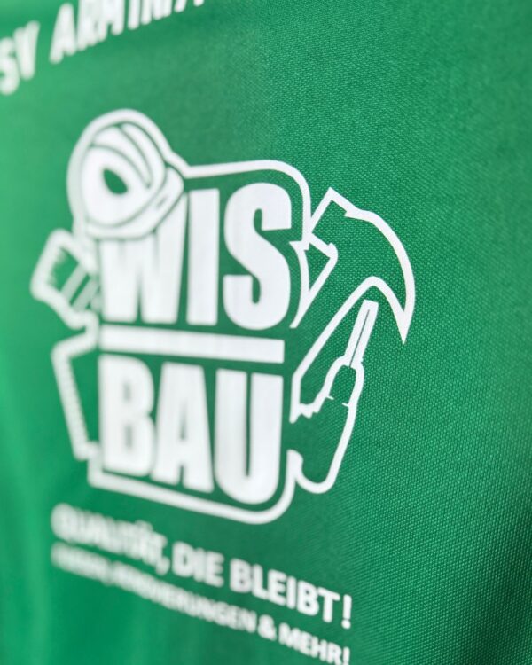 weißer Sponsor Druck auf grünen Trainingsanzügen von adidas