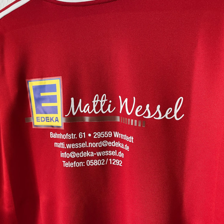 Edeka Sponsorenwerbung auf dem roten adidas Training Top