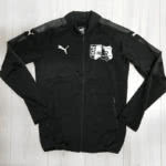 Die Puma Stadium Jacket mit Vereinslogo Bedruckung