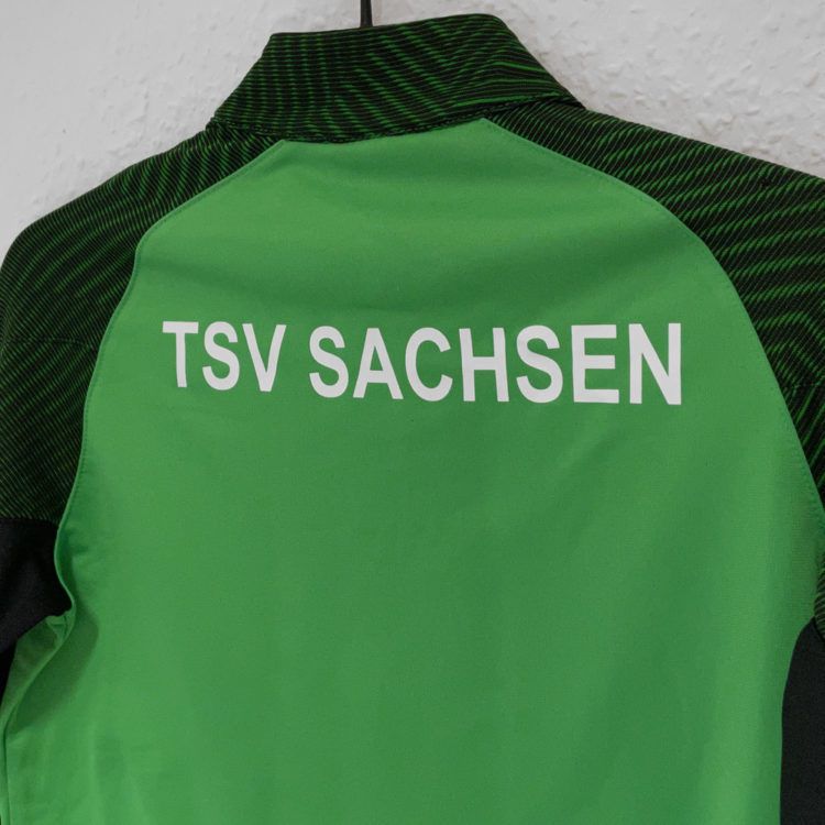 weißer TSV Sachsen Schriftzug auf den Jacken von Jako