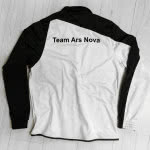 Der Vereinsname auf dem Trainingsanzug des Team ARS Nova