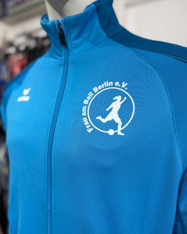 hellblaue Trainingsjacken für Frau am Ball Berlin Logo Bedruckung