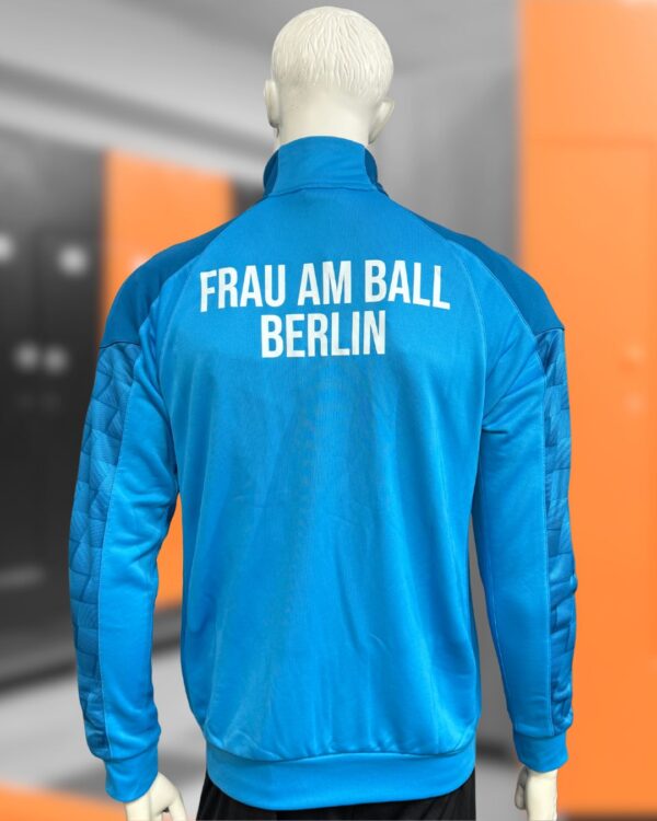 hellblaue Erima Trainingsjacken für Frau am Ball mit Druck