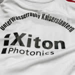 T-Shirts und Trainingsjacken mit Vereinsname und Werbung