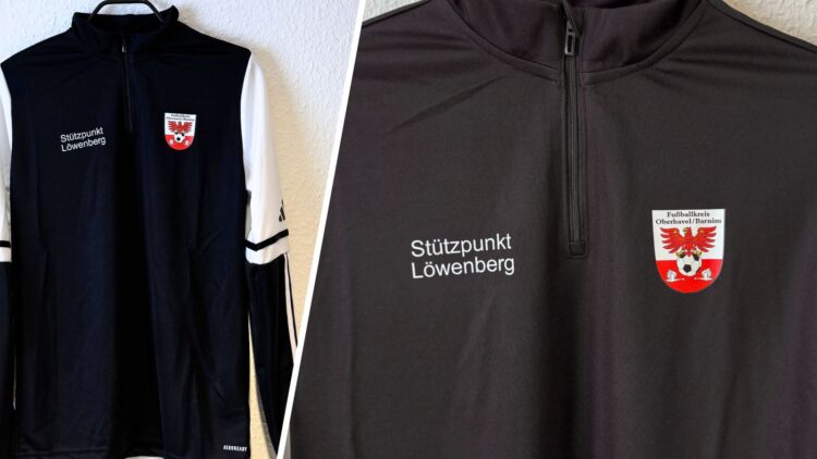 schwarze Trainingstops mit Wappen und Schriftzug Bedruckung