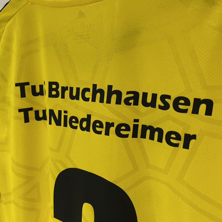 schwarzer Trikot Aufdruck auf adidas Trikots in gelb