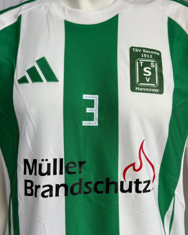 Die Trikot Bedruckung auf gestreiften Trikots mit Sponsorenwerbung und Wappen