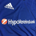 Die mehrfarbige Werbung der Hypovereinsbank auf den Firmen Team Trikots
