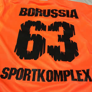 Die Trikot Beflockung mit Vereinsname und Nummern am Beispiel von Borussia Sportkomplex