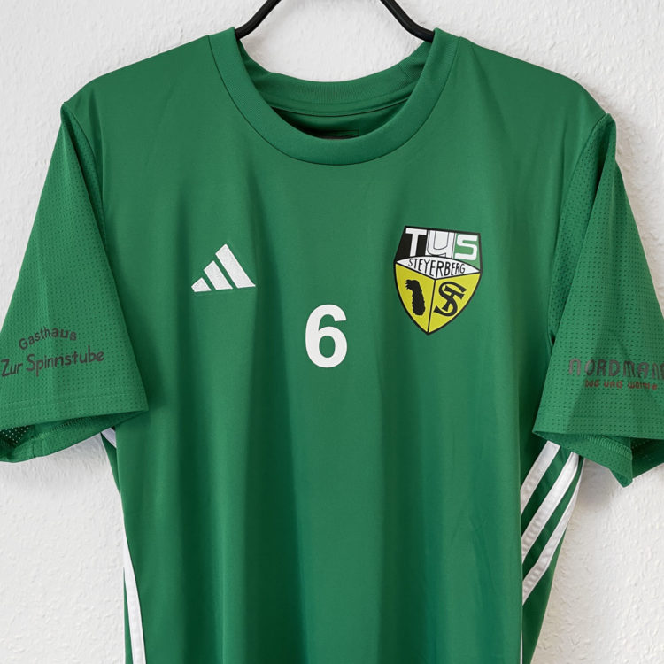 Sponsoren auf jedem Trikot Arm