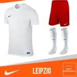 Der Nike Trikotsatz Leipzig mit Trikot Hose Stutzen wie Red Bull Leipzig