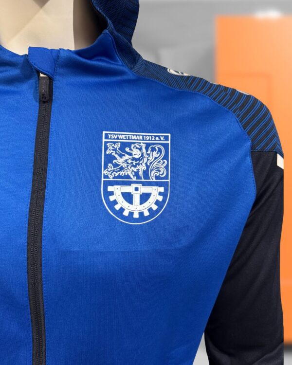 weiße Vereinslogo Bedruckung auf Trainingsjacken mit Kapuze