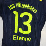 Vereinsname sowie Numer und Name in Neon Farbe beim Trikot Druck