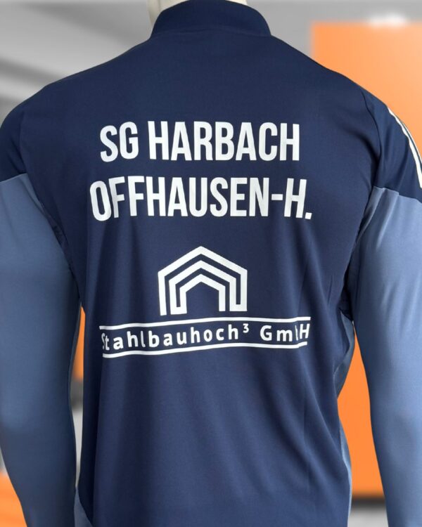 Kombination aus Vereinsname und Sponsorenlogo als Bedruckung auf dem Rücken