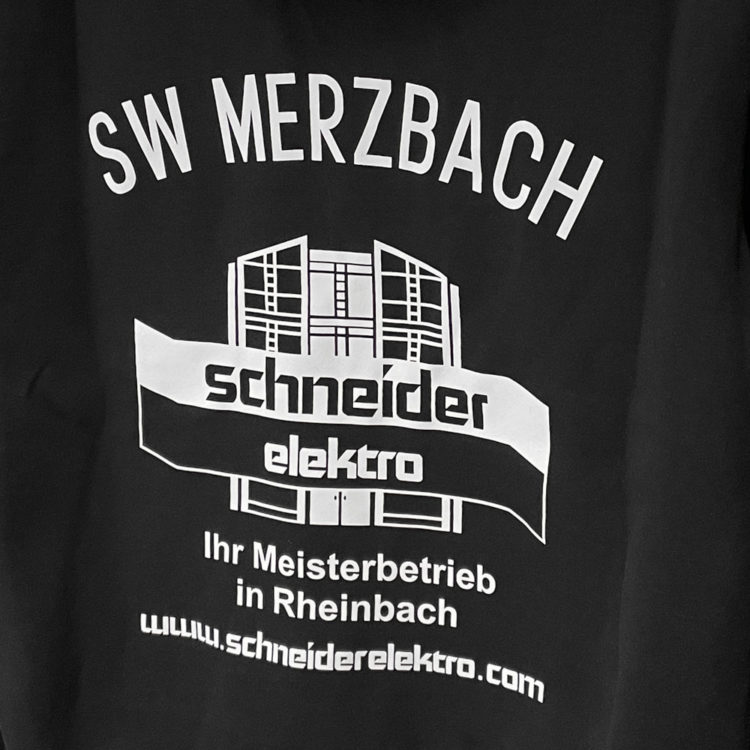 Vereinsname und Werbung auf dem Hoody auf dem schwarzen Hoody