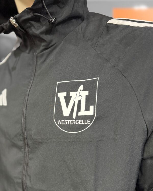 Vereins-Wappen auf der adidas Windbreaker Jacke