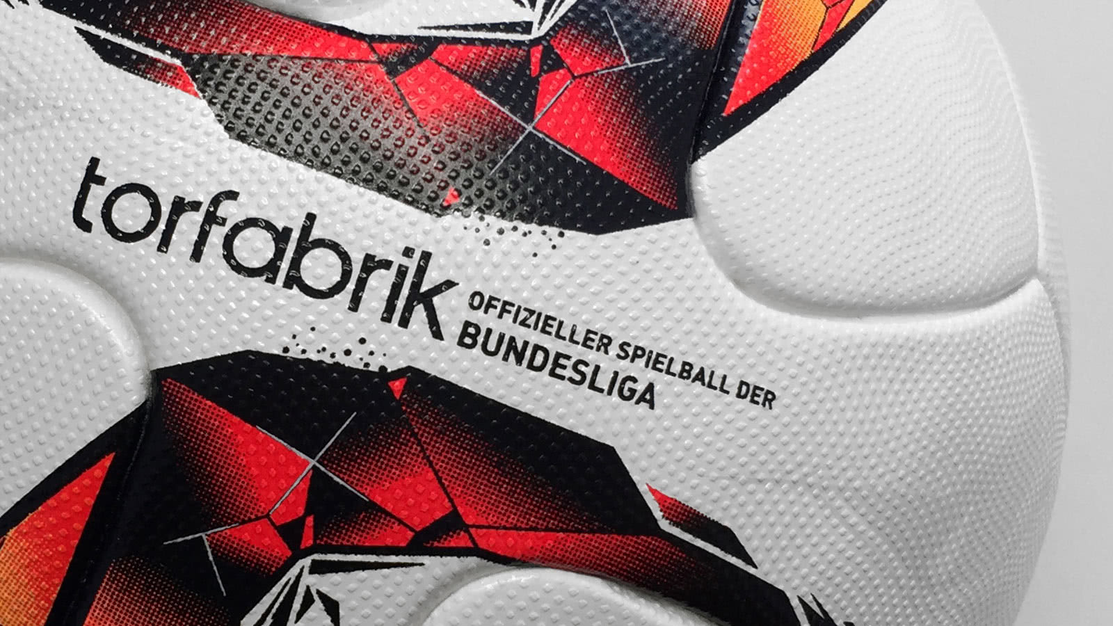 Was ist ein Replica Fußball und was ist ein Spielball