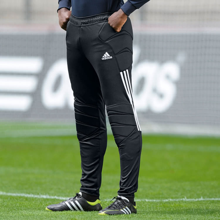Die lange Adidas Torwarthose bietet sehr große Polster