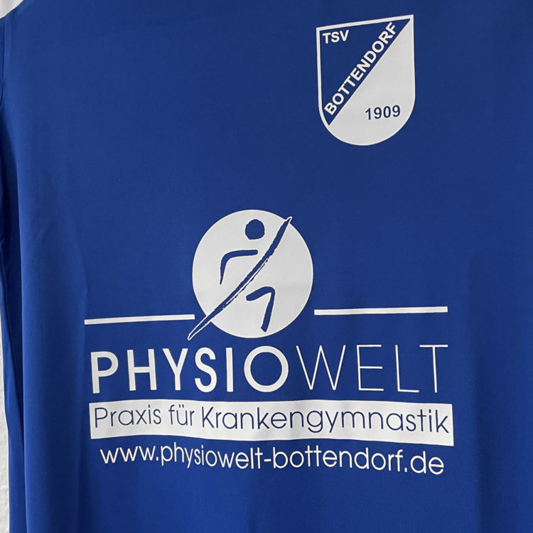 blaues adidas 3 Streifen Trikot mit weißer Werbung auf der Brust