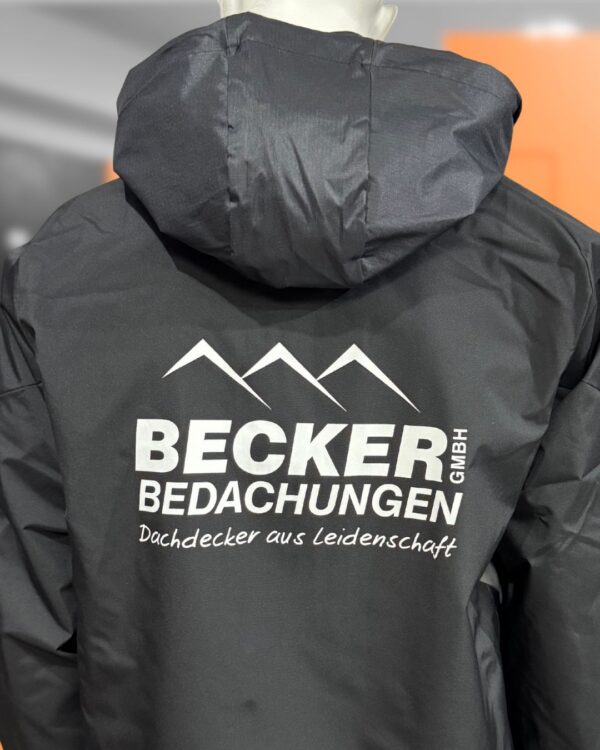 Die Sponsoren Bedruckung auf den Regenjacken in weiß