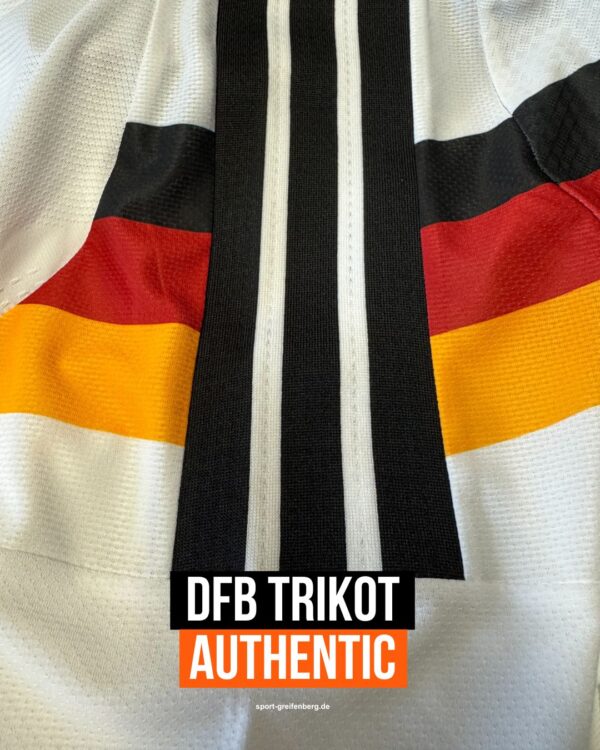 Das adidas DFB Authentic Trikot 2026 mit eingewebten 3 Streifen