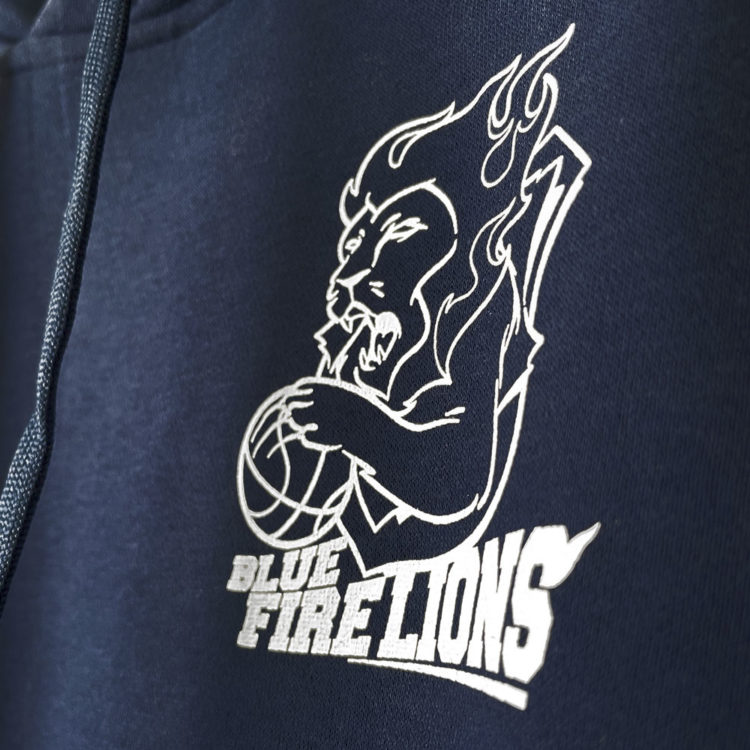 Blue Fire Lions Logo auf dem adidas Hoodie