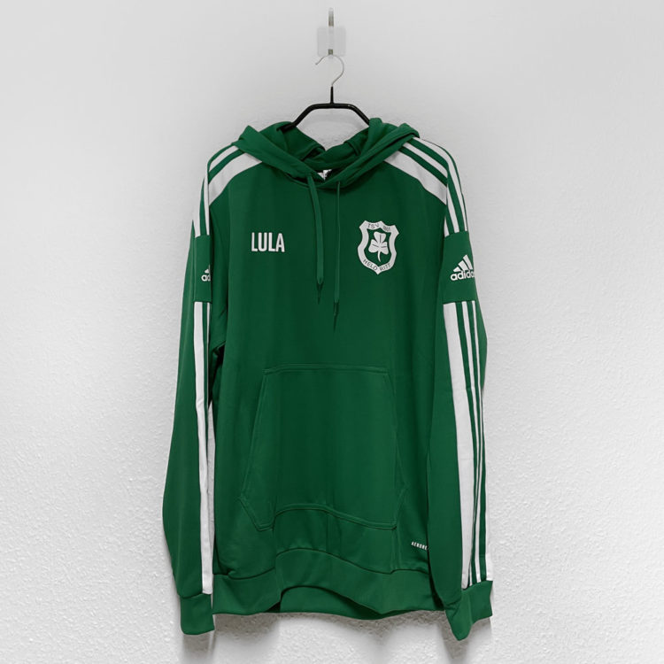 das grüne adidas Hoodie mit Vereinswappen auf der Brust