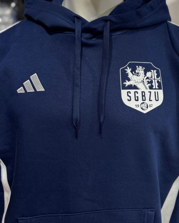 blaues adidas Hoodie mit Vereinslogo Druck auf der Brust
