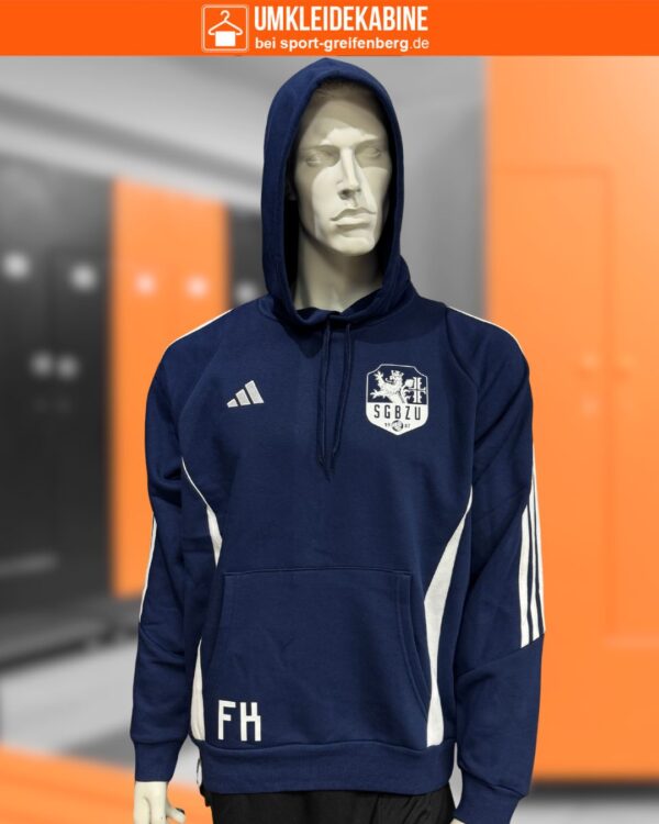 Das adidas Hoodie mit komplett eigenem Aufdruck auf der Brust und dem Rücken