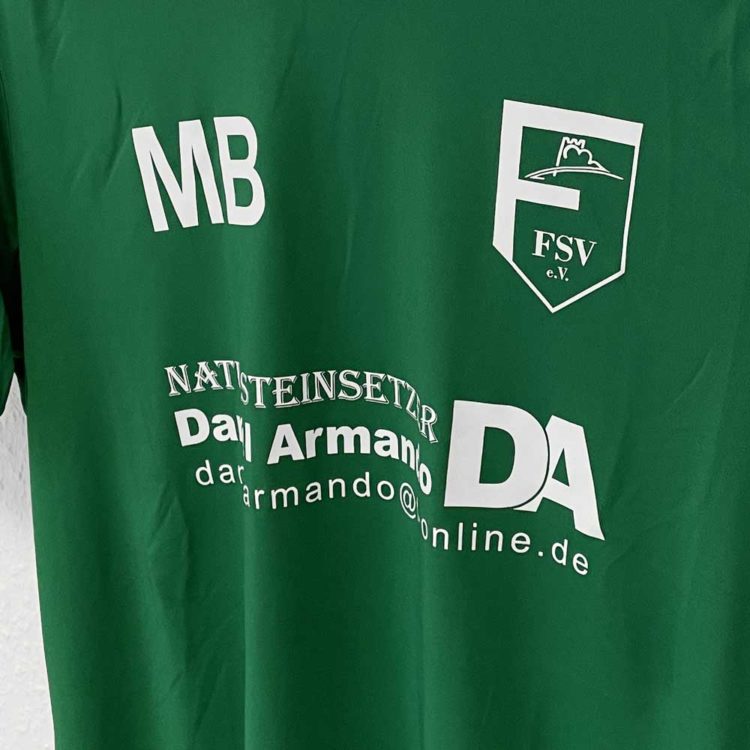 das adidas Jersey Brust Bedruckung des Clubs und des Sponsors