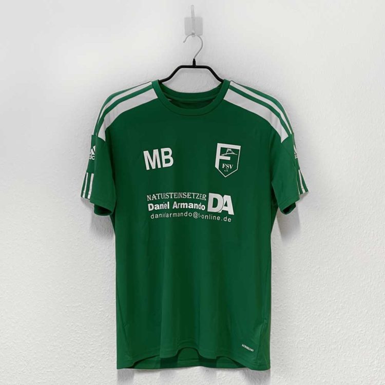 grünes adidas Jersey mit Druck auf der Brust