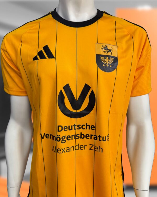 Wappen und Sponsor Druck auf den adidas Locker Room Trikots