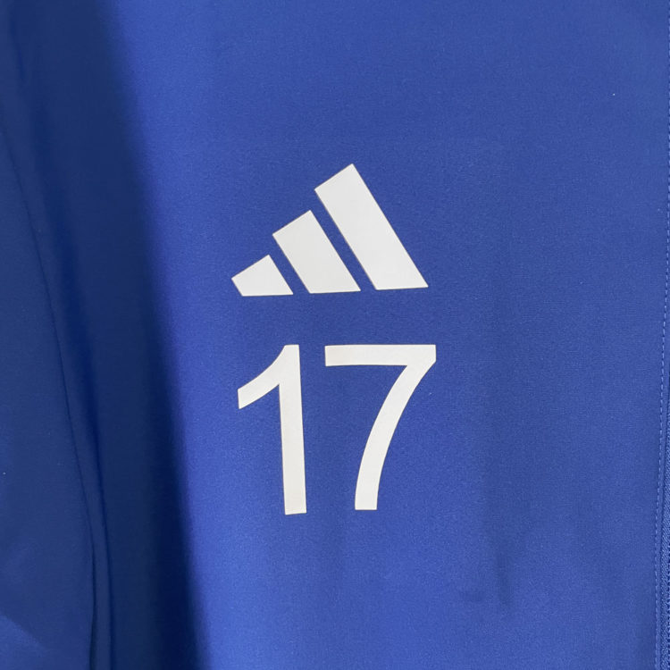 Nummer Druck unter dem neuen adidas Logo