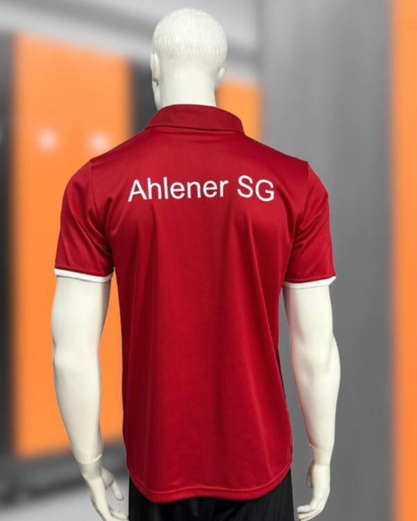 Die adidas Poloshirts mit Vereinsnamen auf dem Rücken