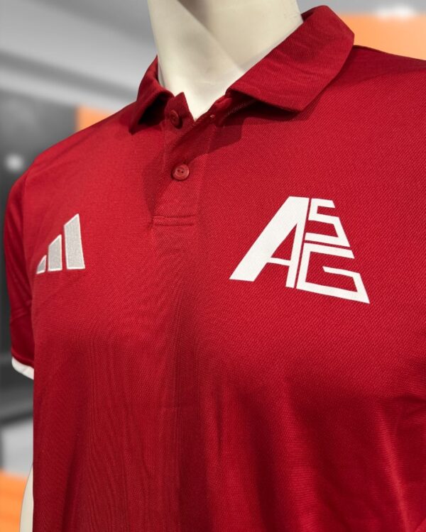 Die adidas Poloshirts mit Vereinswappen auf der Brust
