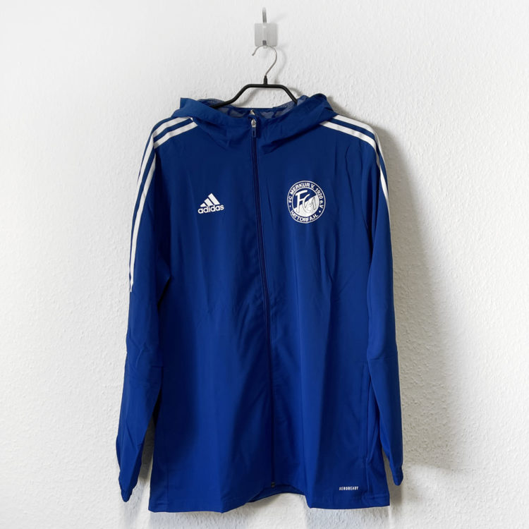 blaue adidas Präsentationsjacke mit weißer Vereinsbedruckung