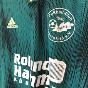 Die Trikot Bedruckung mit Sponsorenlogo und Vereinslogo