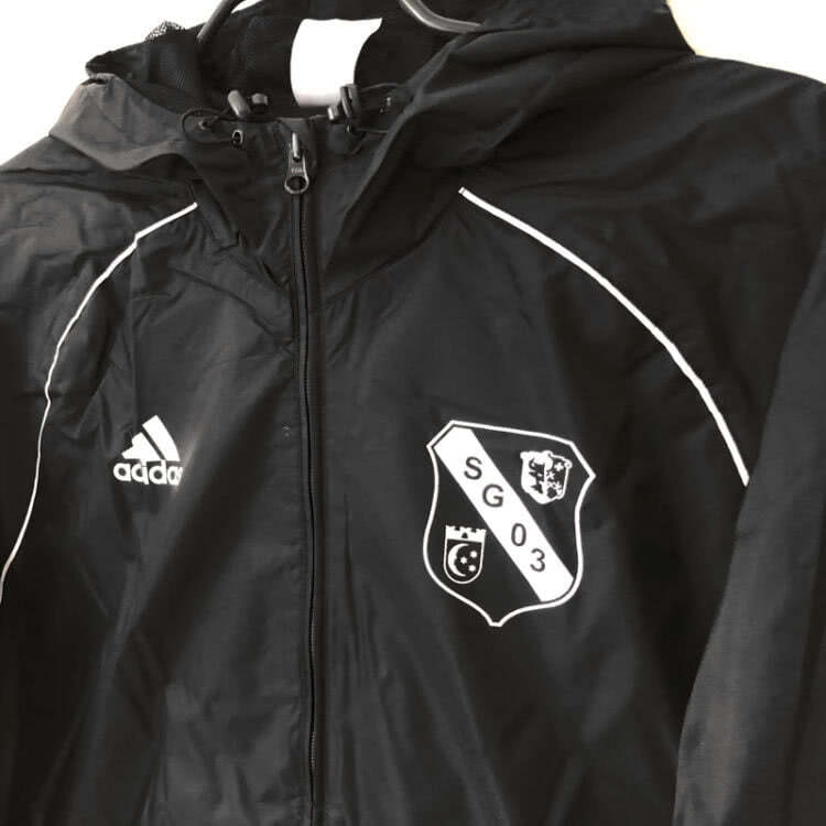 adidas Regenjacke mit Club Wappen Bedruckung