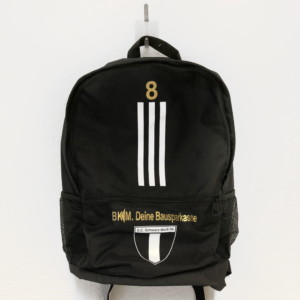 der adidas Rucksack mit Druck des Vereinslogos und einer Werbung