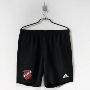 Die adidas Shorts mit einem Vereinslogo