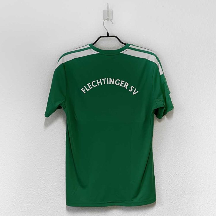 grünes adidas Squadra Jersey mit Vereinsnamen auf dem Rücken