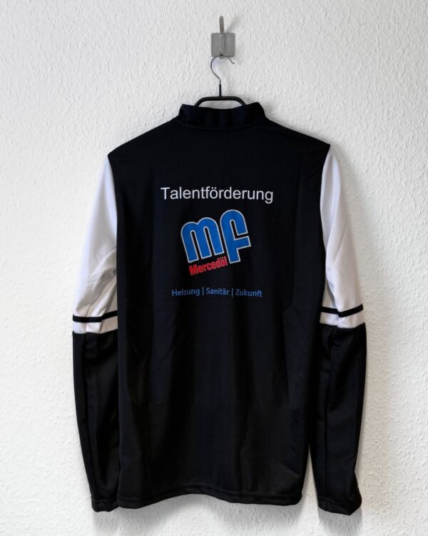 Das adidas Squadra Trainingstop mit Druck des Sponsors auf dem Rücken