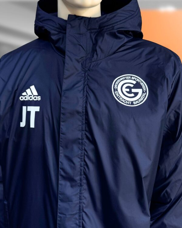 Die adidas Stadionjacken mit Druck auf der Brust